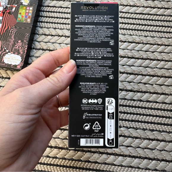 Makeup Revolution DC Poison Ivy & Harley Quinn Eyeshadow Pallette & Lip Kits - Picture 7 of 16